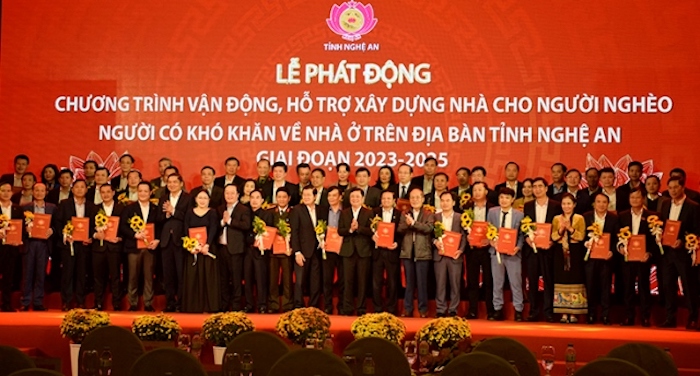 Lãnh đạo tỉnh Nghệ An trao Thư cảm ơn và tặng hoa tri ân đến các doanh nghiệp, tổ chức, cá nhân có tấm lòng hảo tâm ủng hộ Chương trình vận động hỗ trợ xây dựng nhà cho người nghèo, người có hoàn cảnh khó khăn về nhà ở trên địa bàn tỉnh giai đoạn 2023 - 2025 tại Lễ phát động