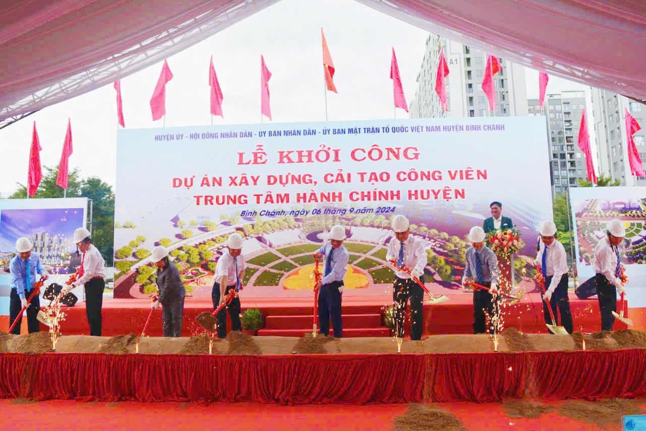 Các đại biểu thực hiện nghi thức khởi công xây dựng công trình công viên trung tâm hành chính Huyện. Ảnh- Bích Liên.