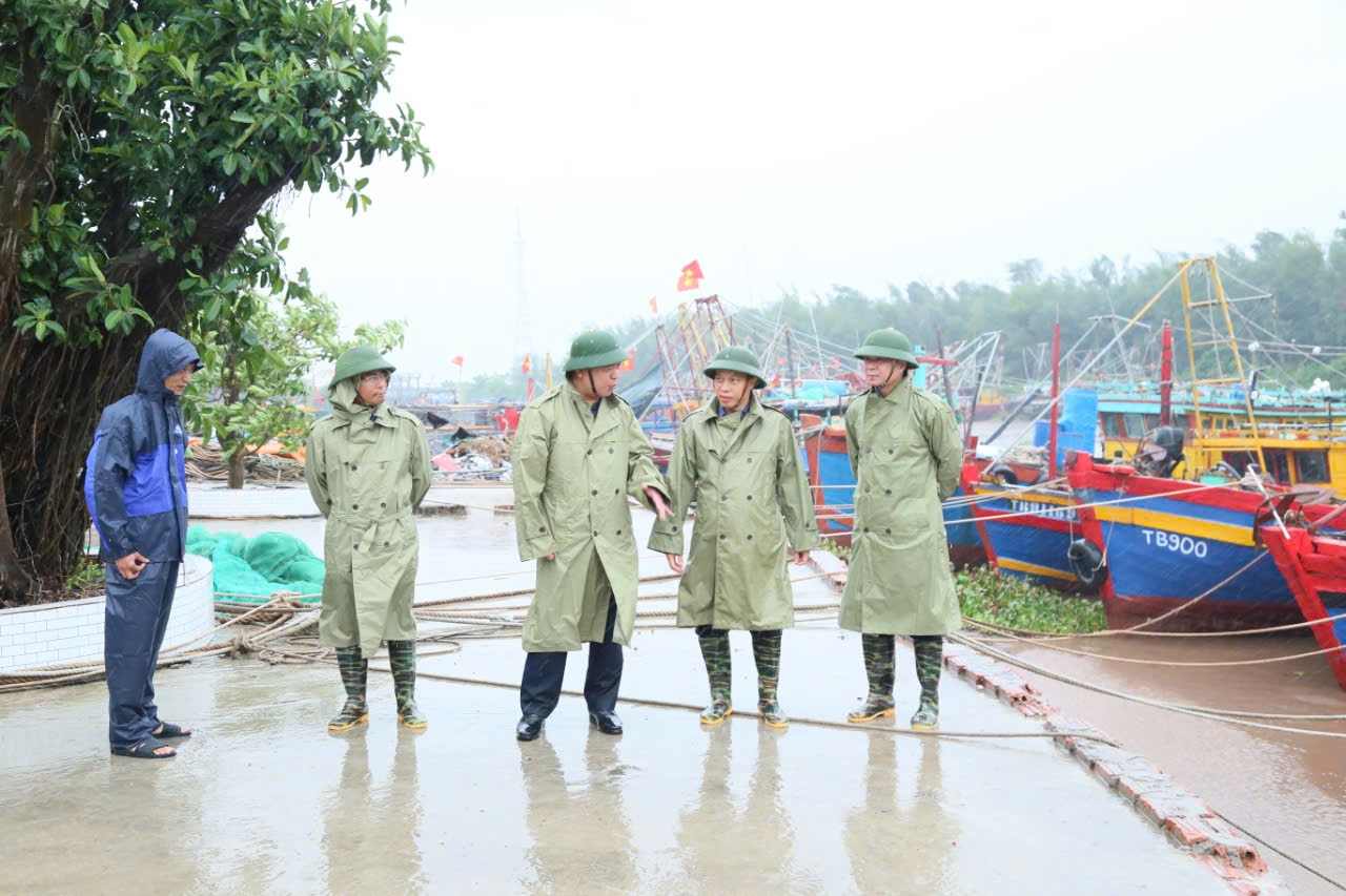 Lại Văn Hoàn, Tỉnh ủy viên, Phó Chủ tịch UBND tỉnh, Phó Trưởng ban thường trực Ban Chỉ huy PCTT và TKCN tỉnh kiểm tra công tác ứng phó với bão số 3 tại cảng cá Cửa Lân, xã Nam Thịnh