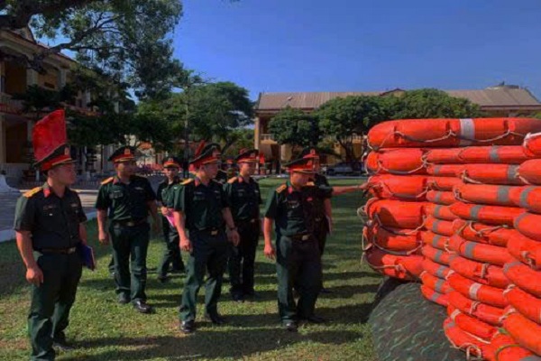 Tiểu đoàn 40, Trung đoàn 762 (Bộ Chỉ huy Quân sự Thanh Hóa) kiểm tra vật chất, phương tiện chống bão.