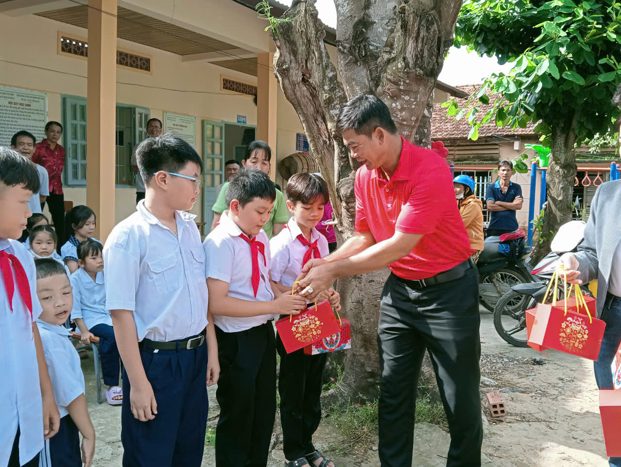 Chuyến đi trao quà trung thu không chỉ là cơ hội để chia sẻ niềm vui và tình yêu thương mà còn là dịp để tạo ra những kỷ niệm đẹp và ý nghĩa cho cả đoàn và các em nhỏ