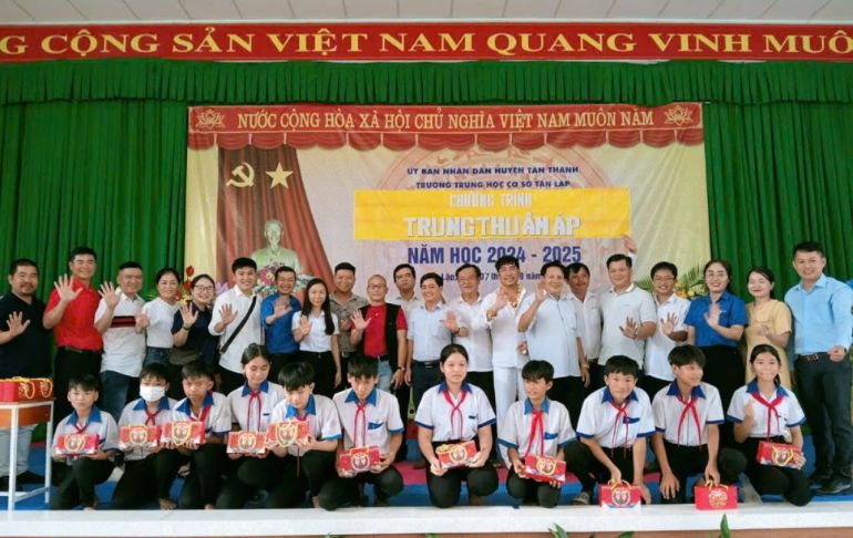 Trao quà tại điểm trường mầm non, tiểu học, THCS Tân Lập