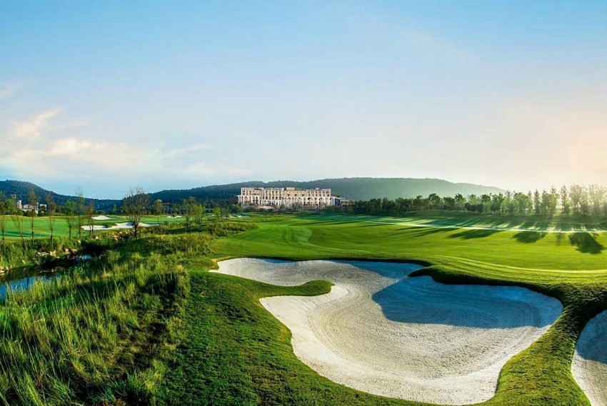 The Văn Lang Empire T&T Golf Club is developed by T&T Group