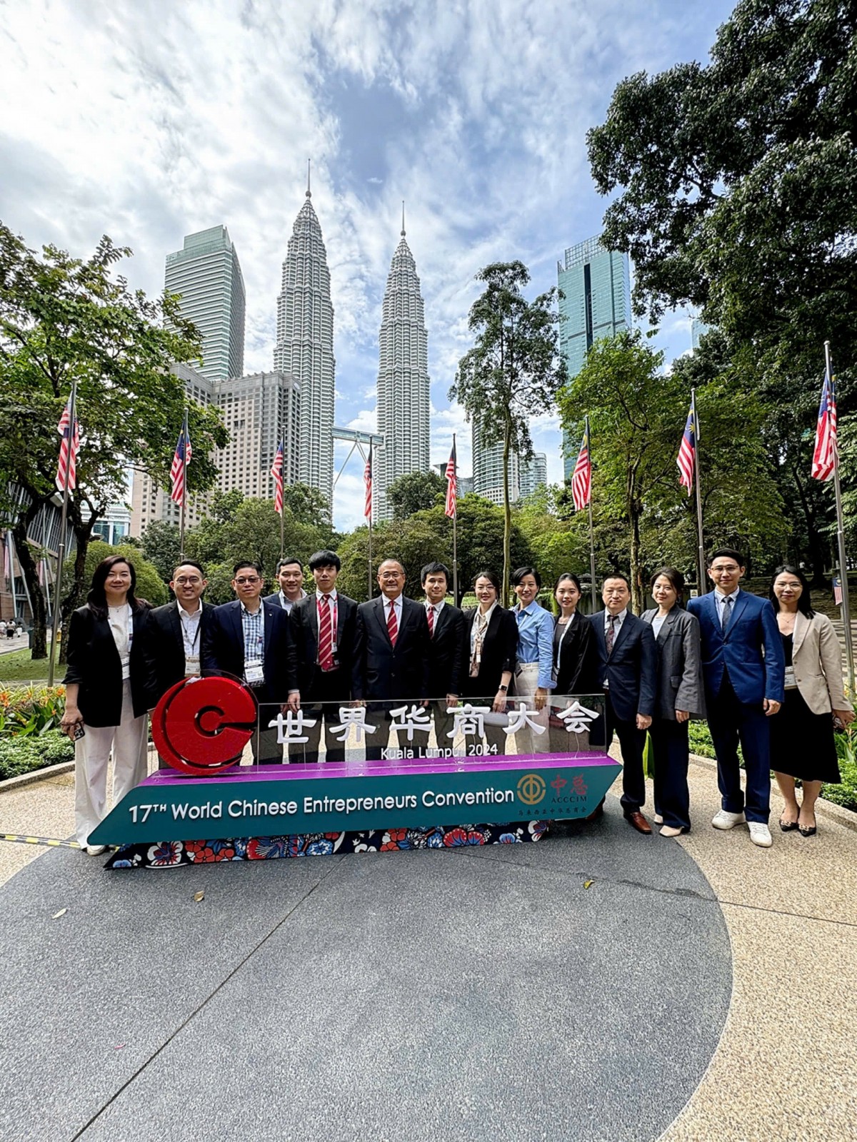 Dr. Jonathan Choi along with Jesse Choi, Vice Chairman of the Guangdong-Hong Kong-Macao Greater Bay Area Entrepreneurs Union and General Director of Sunwah Group (Hong Kong) in the ASEAN region (5th from left), taking a commemorative photo with other participants at the event