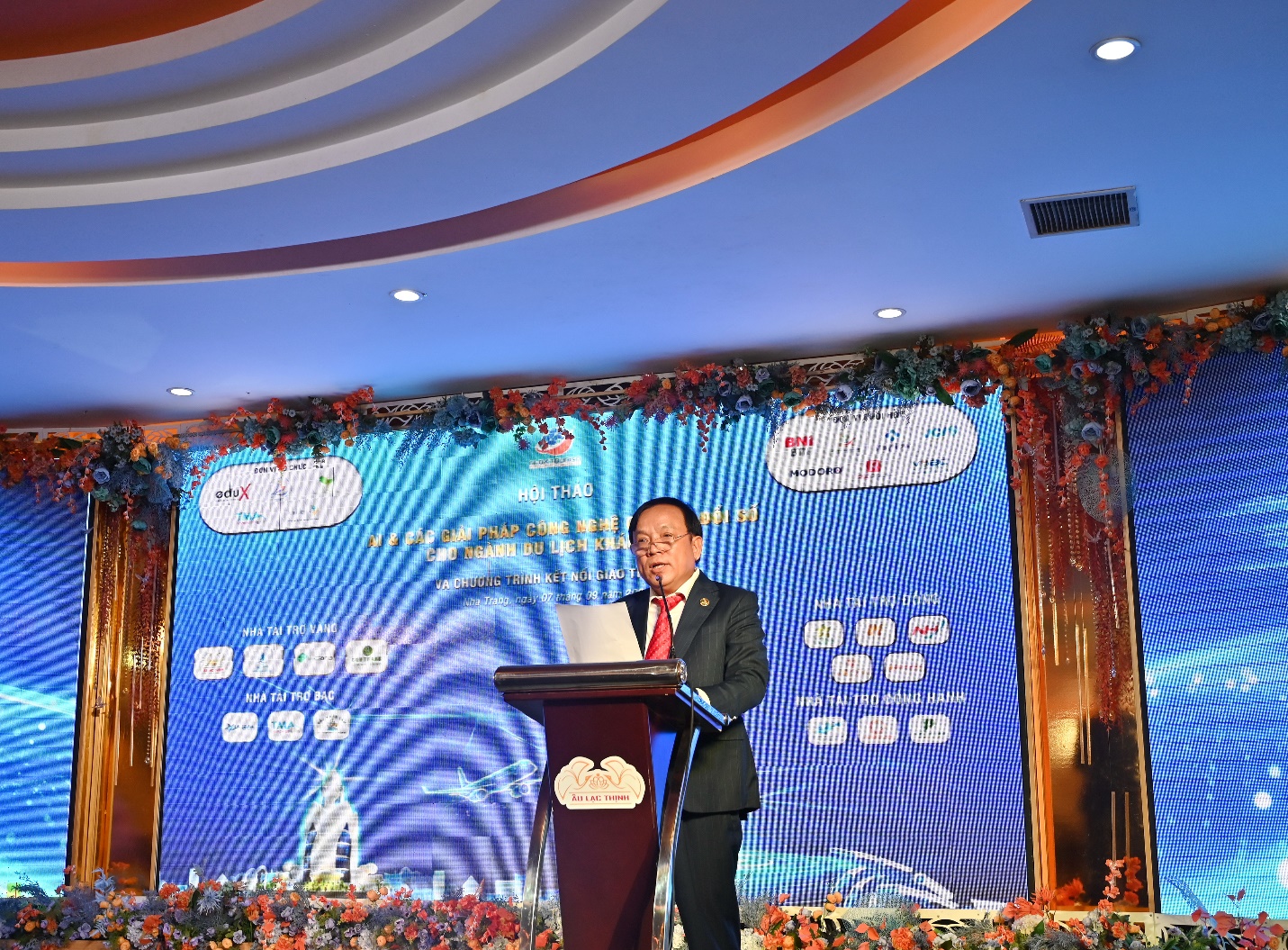 Mr. Hoang Van Vinh, Chairman of the Nha Trang - Khanh Hoa Tourism Association, delivered the opening speech