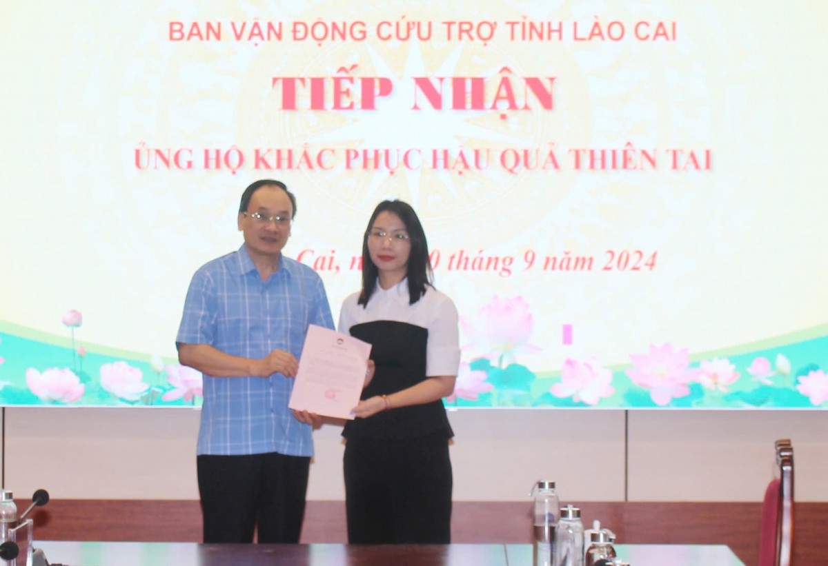 Ms. Janice Le, Chief Representative of Sunwah Group in Hanoi (right), received a letter of appreciation from Mr. Lý Văn Hải, Chairman of the Vietnam Fatherland Front Committee of Lào Cai Province (left), who presented the letter of thanks to Sunwah Group.