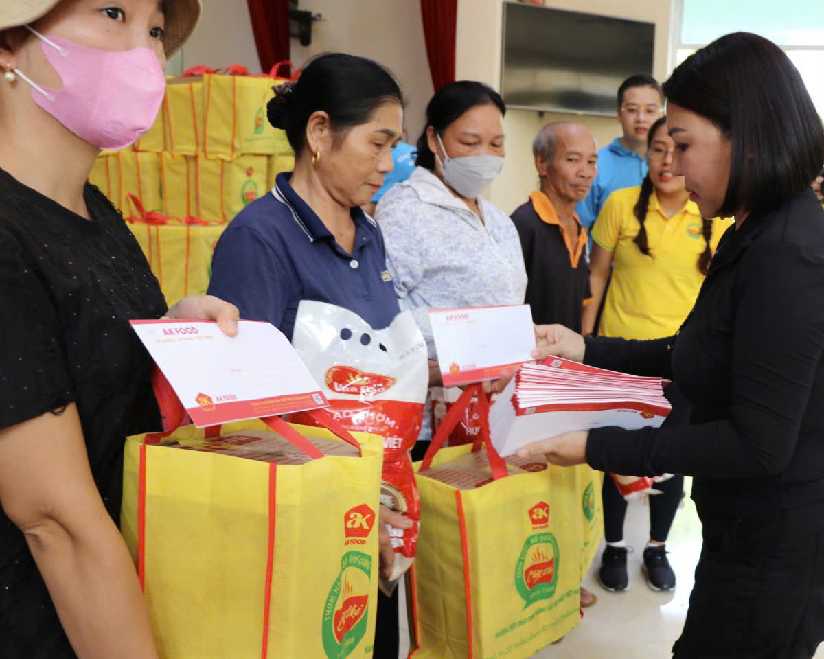 Ms. Nguyen Thi Thu, general director of AK Food, presented gifts to the people of Viet Thanh Commune, Tran Yen District, Yen Bai Province