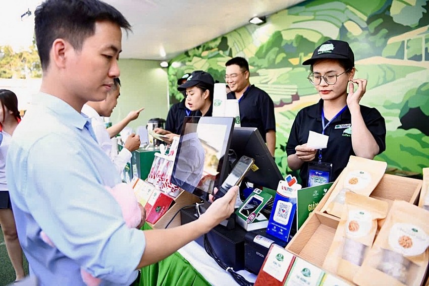 Customers experience cashless payments at Phuc Long's booth