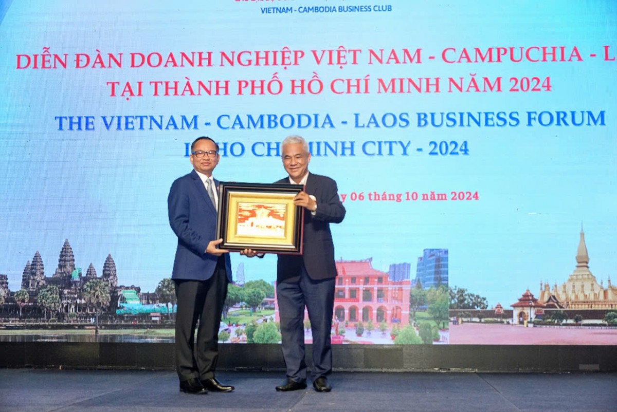 Dr. Le Hong Liem, on behalf of the organizing committee, presented a commemorative photo to Mr. Ouk Sorphorn, Deputy Secretary of State, Ministry of Foreign Affairs and International Cooperation of Cambodia, Head of the Cambodian Delegation