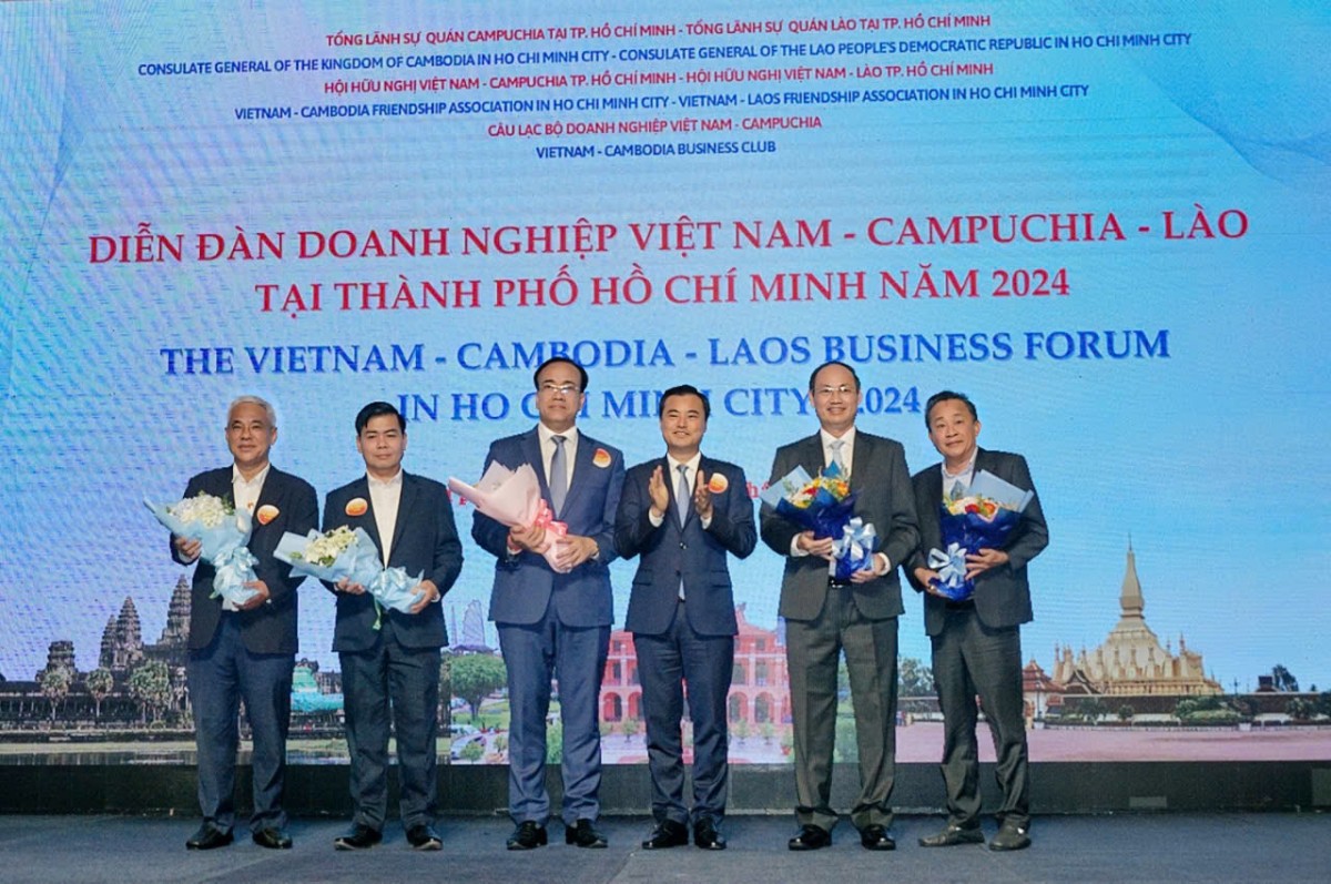 Mr. Bui Xuan Cuong, Vice Chairman of Ho Chi Minh City People's Committee, presented flowers to the organizing committee of the forum