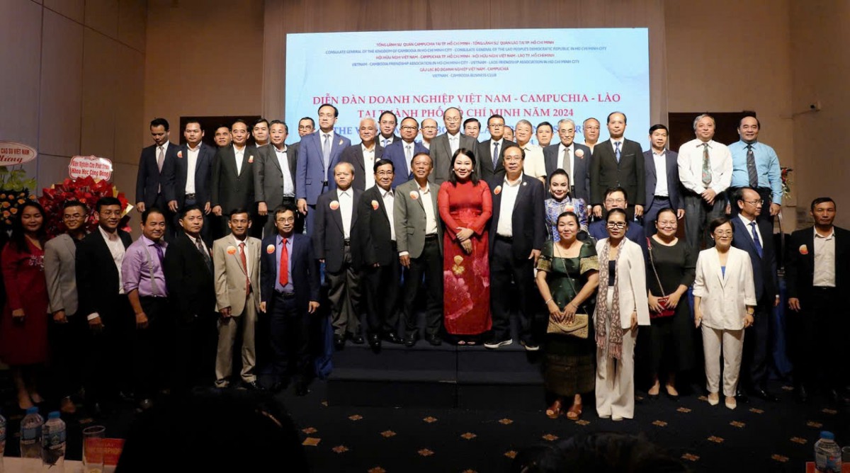 Participants took commemorative photos at the forum