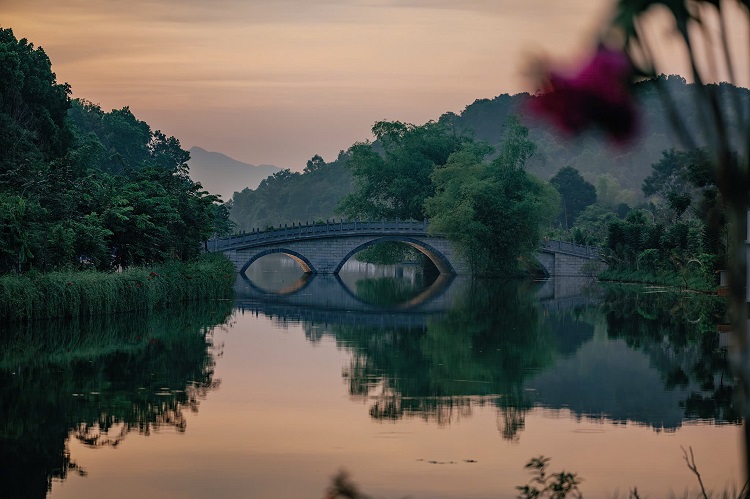 We invite you to visit the peaceful land of Thọ Xuân, where the ancient capital of Lam Kinh once flourished in all its glory. Let us take care of you in a serene, secluded 54-hectare space surrounded by hills, primeval forests, and mountains