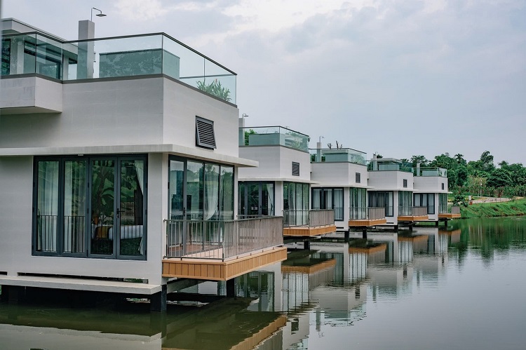 Today, that very place – where the Le kings used to stop for leisure and to purify their health before ascending the throne – has transformed into a very special resort with a unique chain of villas, offering a floating sensation on the serene, mirror-like lake