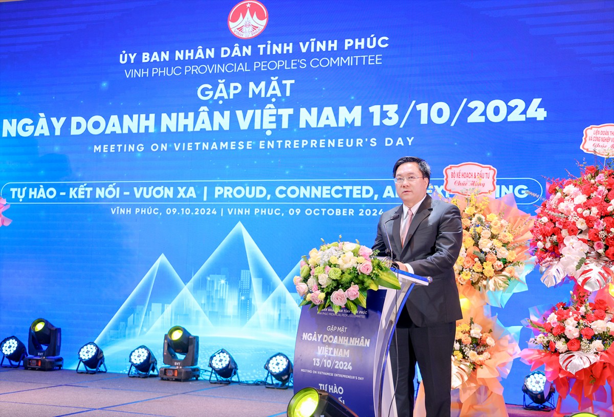 Chairman of the Provincial People’s Committee Tran Duy Dong delivers a congratulatory speech on Entrepreneurs' Day, October 13