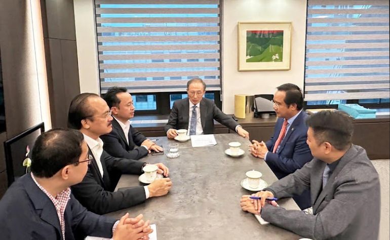 Former President Lee Myung-bak expressed his interest in investing in the fields of high technology, green industry, infrastructure of industrial parks and clusters, in accordance with the sustainable development goals of Long An Province.