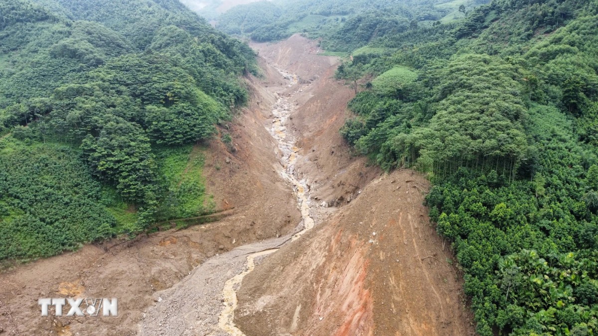 The forest was devastated, and the plantation trees were not yet strong enough to protect the soil. In the photo is a terrifying flash flood that occurred in Làng Nủ village, Phúc Khánh commune, Bảo Yên district, Lào Cai province