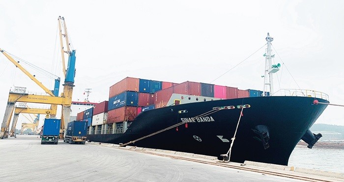 Nghi Sơn Seaport is designed to accommodate vessels up to 100,000 tons, with an annual handling capacity of hundreds of millions of tons