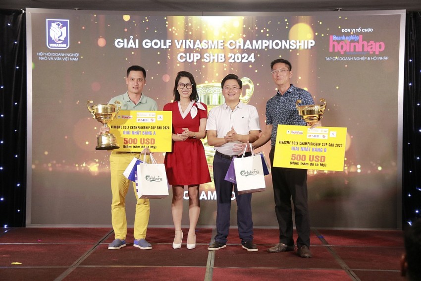 The organizers awarded gifts and trophies to the golfers who won first place in each category