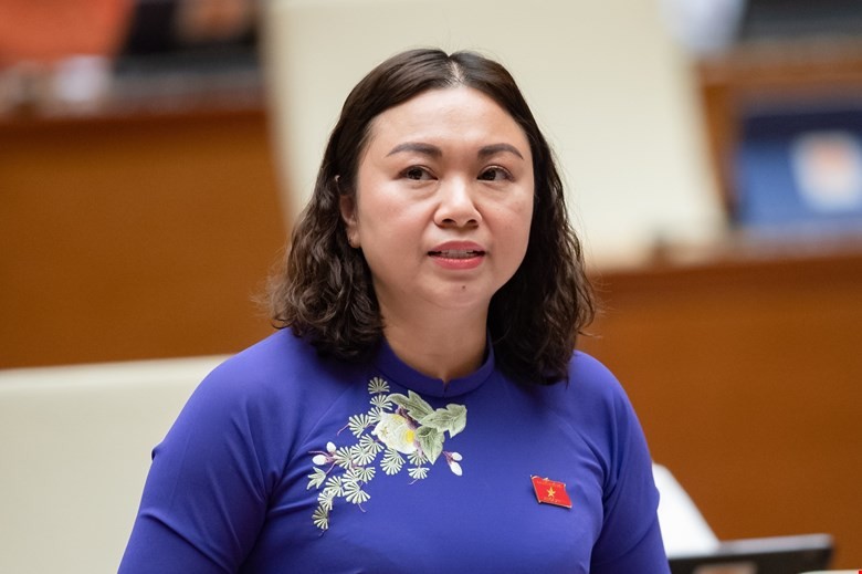 Delegate Dang Bich Ngoc, a member of the National Assembly delegation from Hoa Binh Province