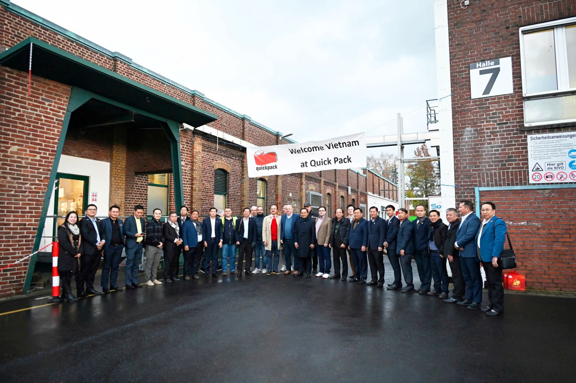 A delegation from Long An Province traveled to Germany in November 2024 to visit QuickPack Group and explore investment and trade opportunities as part of the province's promotional effortsẢnh minh họa