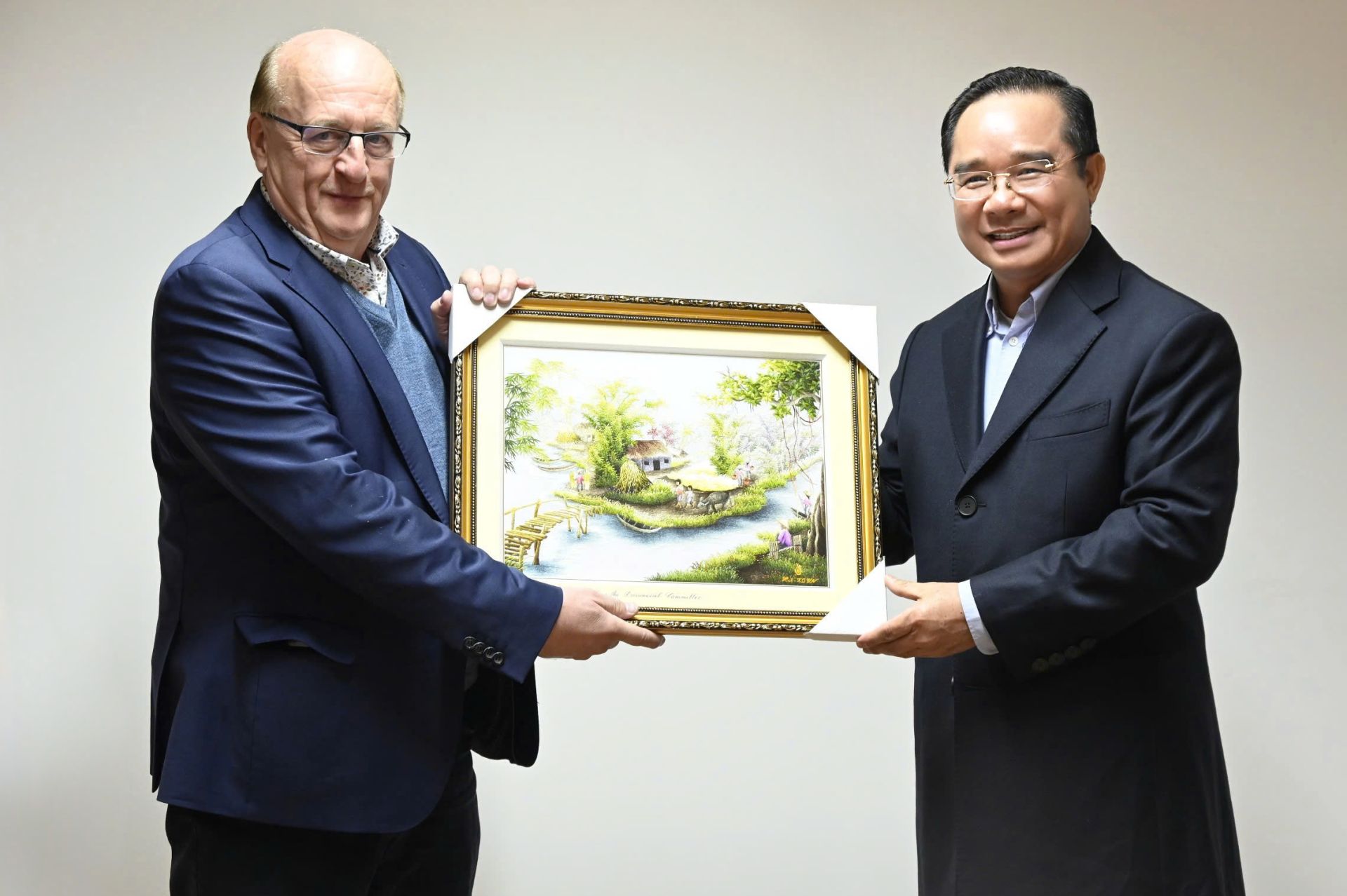 Mr. Nguyen Van Duoc, Member of the Party Central Committee, Secretary of the Provincial Party Committee, and Chairman of the People's Council of Long An presented a souvenir to Mr. Joerg Schwaderer, Chairman of QuickPack Group