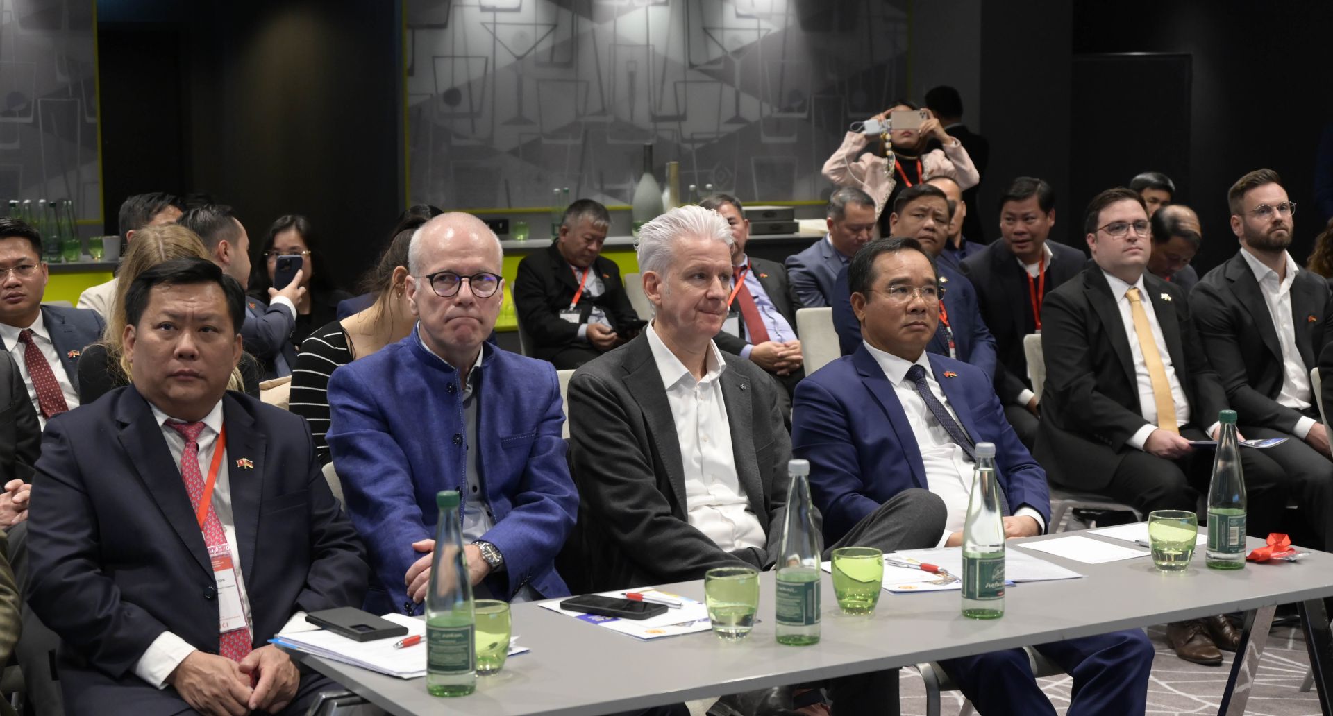 Delegates participated in a roundtable discussion on trade and investment between Long An Province and Cologne, which took place in Cologne on November 18, 2024.