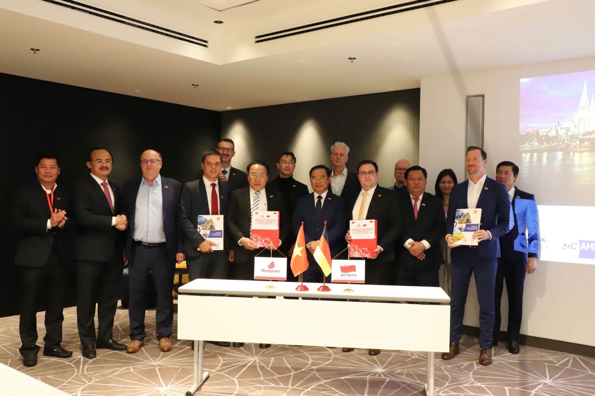 Mr. Nguyen Mon, General Director of Dong Tam Industrial Park, and Mr. Daniel Held, General Director of QuickPack, signed a Memorandum of Understanding (MOU) in the presence of Mr. Joerg Schwaderer, Chairman of QuickPack Group (far left); Mr. Vo Quoc Thang, Chairman of the Board of Directors of Dongtam Group; Mr. Philipp Rosler, Former Vice Chancellor of Germany (7th from right); Mr. Nguyen Van Duoc, Secretary of the Provincial Party Committee and Chairman of the People's Council of Long An Province (6th from right); and Mr. Huynh Van Son, Member of the Provincial Party Committee and Vice Chairman of the People's Committee of Long An Province (4th from right)