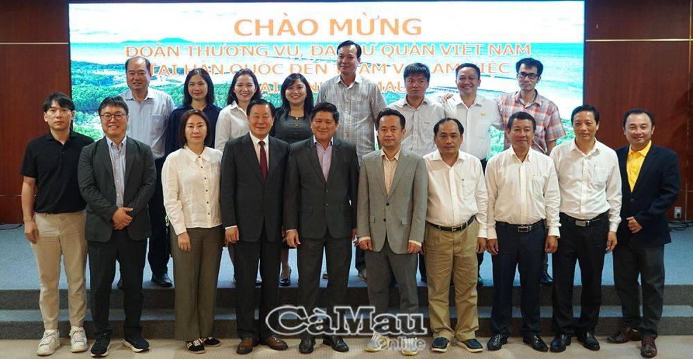 Vice Chairman of the Ca Mau Provincial People's Committee, Le Van Su, took a commemorative photo with the delegation from the Trade Office, the Vietnamese Embassy in South Korea, and representatives of South Korean businesses