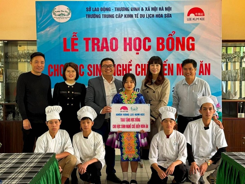 Scholarship ceremony for underprivileged ethnic minority students at Hoa Sua School of Economics and Tourism (Hanoi)