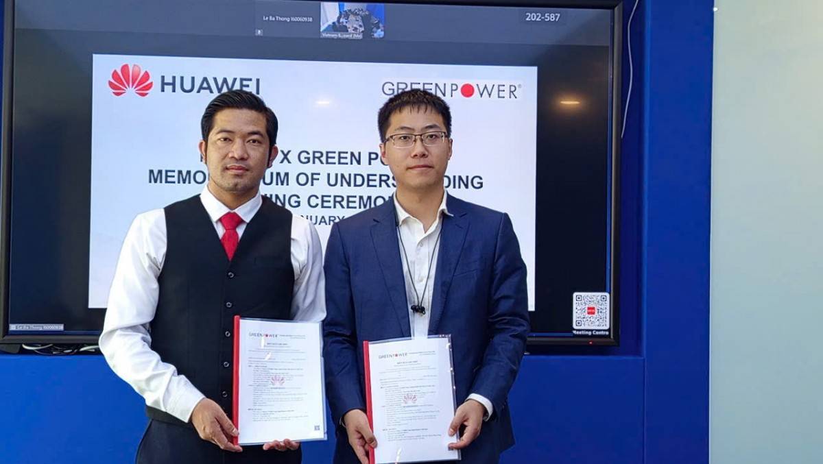 Mr. Ni Ko La, General Director of Green Power (on the left), and Mr. Richard, General Director of Digital Power Vietnam (a subsidiary of Huawei Group), signed an agreement to collaborate on the development of a solar energy project with a total capacity of 100MWp.