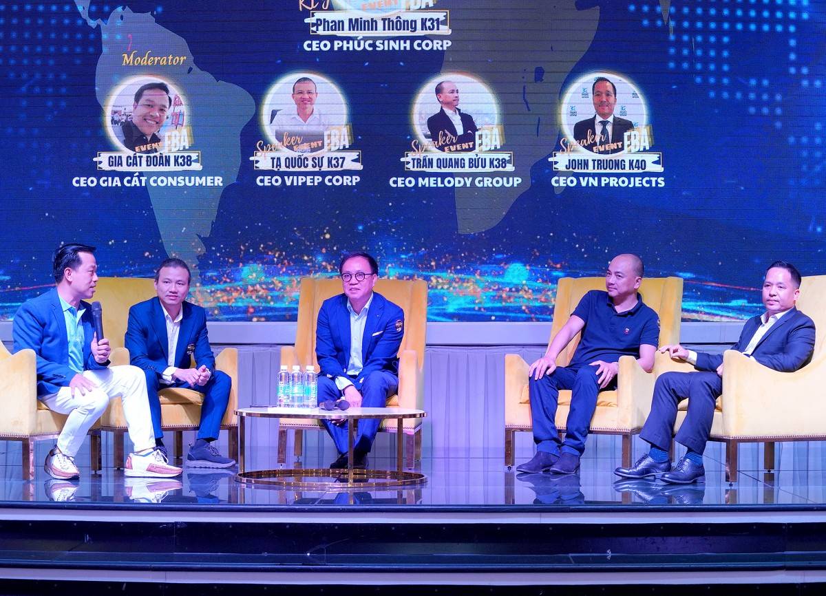 The speakers at the discussion session, from left to right: CEO Gia Cát Đoàn (moderator), CEO Tạ Quốc Sự, CEO Phan Minh Thông (center), CEO Trần Quang Bửu, and CEO John Truong.