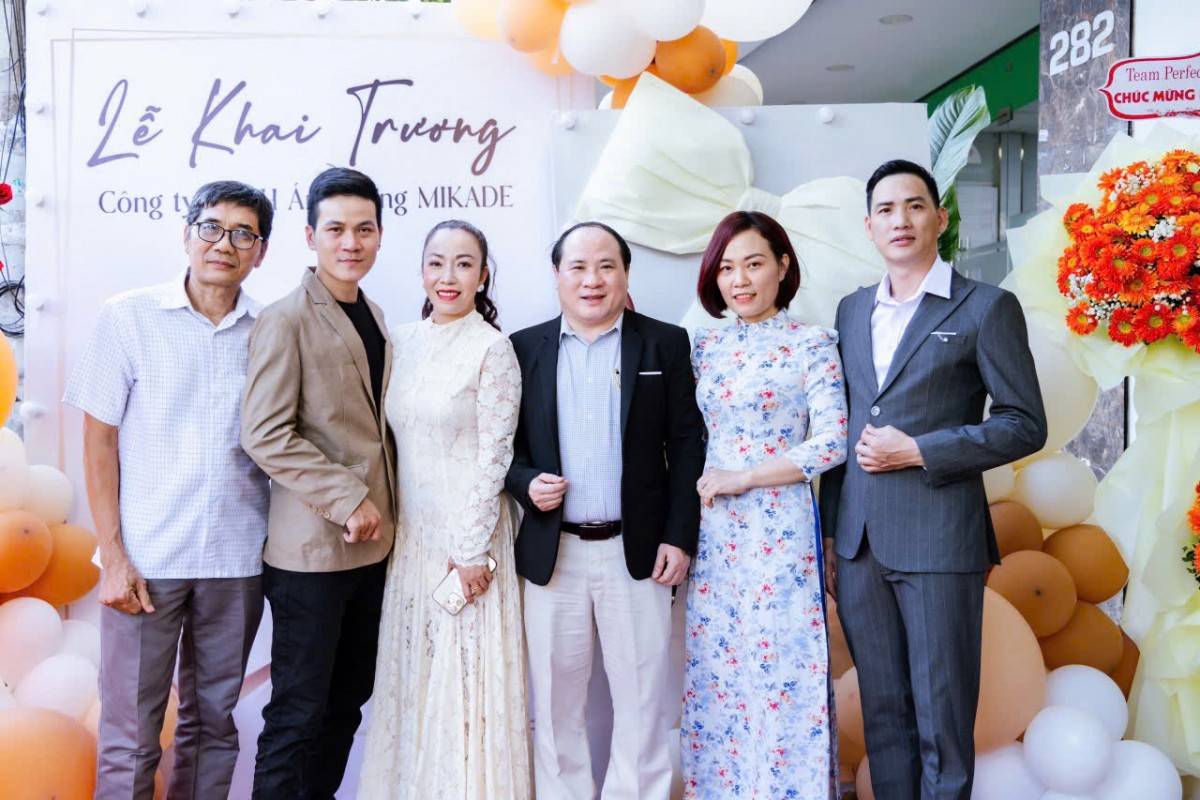 Mr. Phạm Đình Vương - Director of the UNESCO Center for Culture, Information & Communications, Head of the Representative Office in Ho Chi Minh City of the Community Health Education Society (wearing a black jacket, standing in the middle) takes a commemorative photo with the leadership team of Ánh Hồng Mikade and the guests.