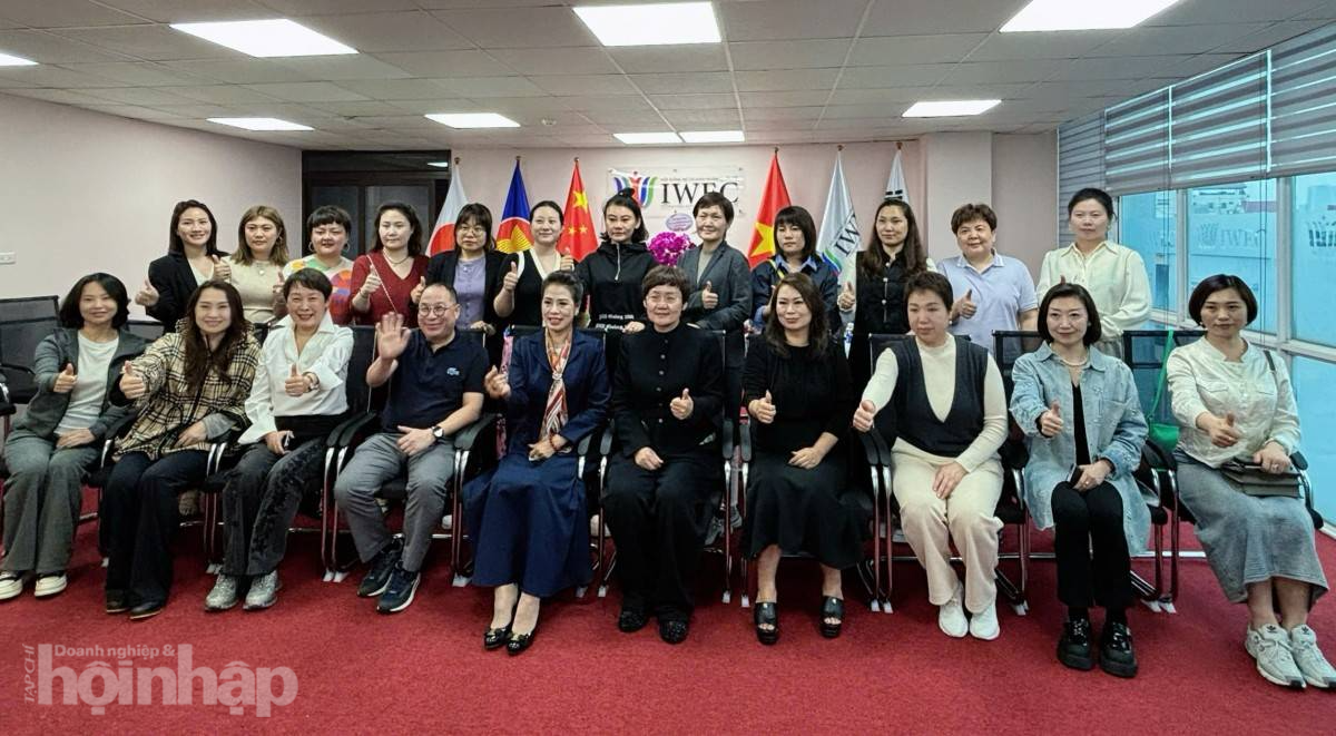 Ms. Liu Gengyan (seated fourth from the right in the front row) and representatives of the Chinese business delegation take a commemorative photo at the IWEC Vietnam office