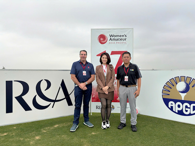 Mr. Chris Gray (left), President of AGIF and Head of Sustainable Golf – Asia-Pacific at The R&A, and Mr. Henry Ng (right), Executive Board Member of AGIF with Ms. Nguyen Hoang Tu Anh (Dandelly), Managing Director of 54 Vietnam
(Source: 54) Mr. Chris Gray (left), President of AGIF and Head of Sustainable Golf – Asia-Pacific at The R&A, and Mr. Henry Ng (right), Executive Board Member of AGIF with Ms. Nguyen Hoang Tu Anh (Dandelly), Managing Director of 54 Vietnam
(Source: 54)