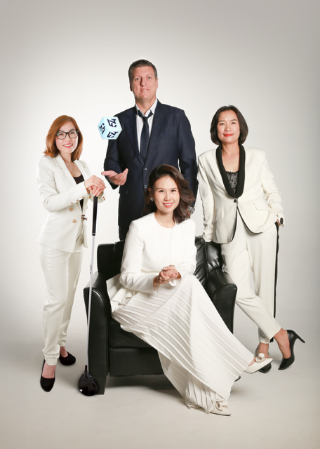 Ms. Tu Anh and Mr. Ben Styles together with Ms. Sonia Mai (left) and Ms. Minh Phượng, Vietnamese industry experts (Source: 54) Ms. Tu Anh and Mr. Ben Styles together with Ms. Sonia Mai (left) and Ms. Minh Phượng, Vietnamese industry experts (Source: 54)