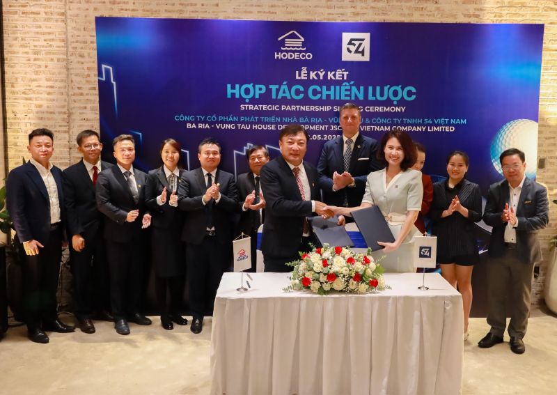 Mr. Le Viet Lien, CEO of Ba Ria - Vung Tau House Development Joint Stock Company (Hodeco), and Ms. Nguyen Hoang Tu Anh, CEO of 54 Vietnam, signed a strategic partnership agreement between the two corporations. Mr. Le Viet Lien, CEO of Ba Ria - Vung Tau House Development Joint Stock Company (Hodeco), and Ms. Nguyen Hoang Tu Anh, CEO of 54 Vietnam, signed a strategic partnership agreement between the two corporations.