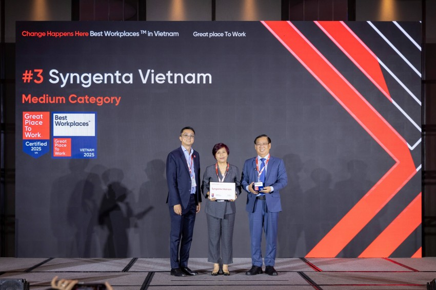 Mr. Roland Wee (far left) presented the Great Place To Work certificate to Syngenta Vietnam at the awards ceremony Mr. Roland Wee (far left) presented the Great Place To Work certificate to Syngenta Vietnam at the awards ceremony