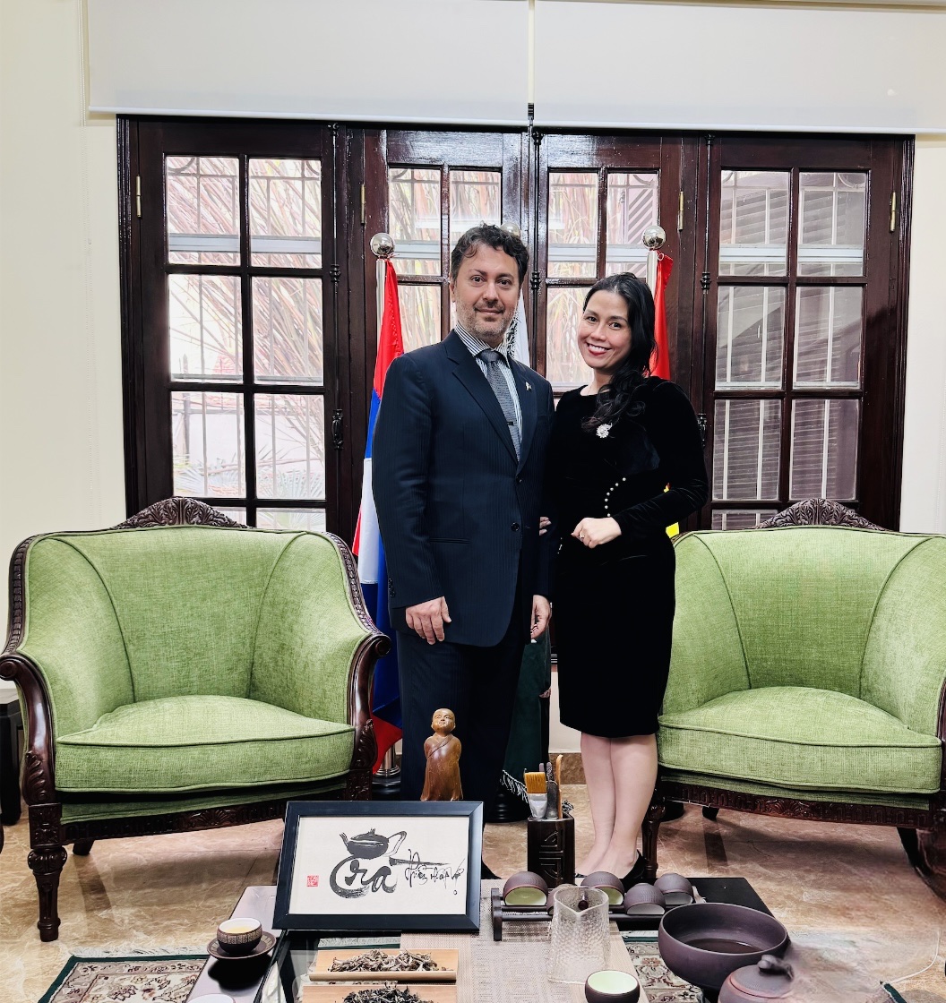 A representative of the Vietnamese business community congratulates the Ambassador of Pakistan.