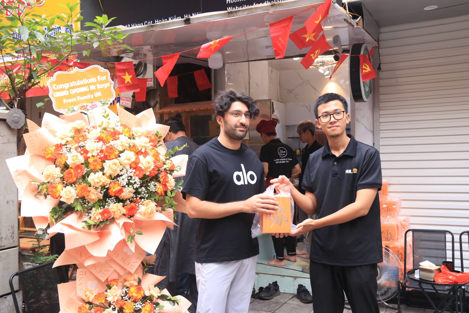 MR. Burgers founder Hoàng Hải Anh presents gifts to diners on the opening day MR. Burgers founder Hoàng Hải Anh presents gifts to diners on the opening day