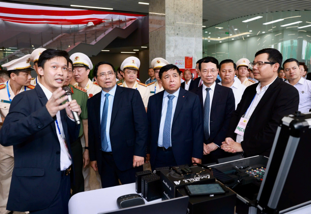 Mr. Vu Ngoc Quyet, Founder of LocaAI, presented to Prime Minister Pham Minh Chinh the solution “LocaAI – Taking Vietnamese Across the Globe.”