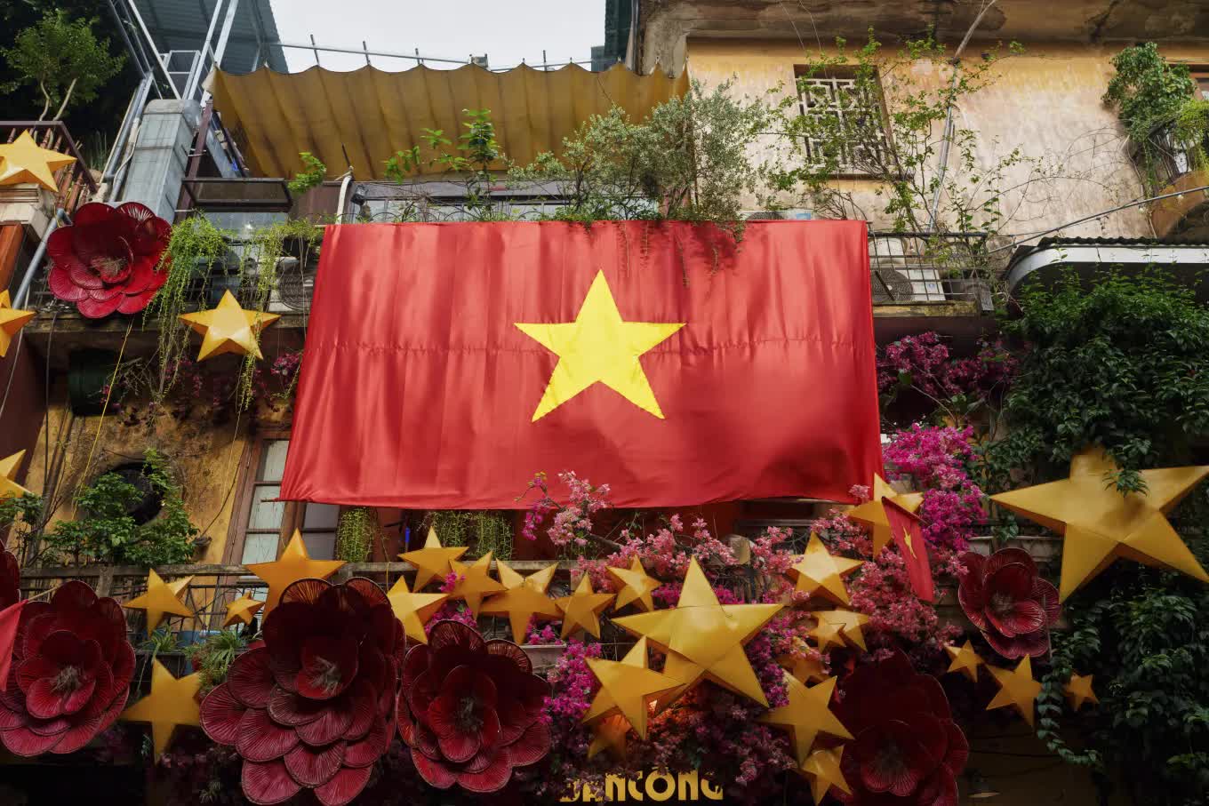 The red of national and Party flags filled Hanoi’s Old Quarter, Vietnam (AP/Vincent Thian).
A giant Vietnamese flag displayed on a balcony in Hanoi’s Old Quarter, Vietnam The red of national and Party flags filled Hanoi’s Old Quarter, Vietnam (AP/Vincent Thian).
A giant Vietnamese flag displayed on a balcony in Hanoi’s Old Quarter, Vietnam