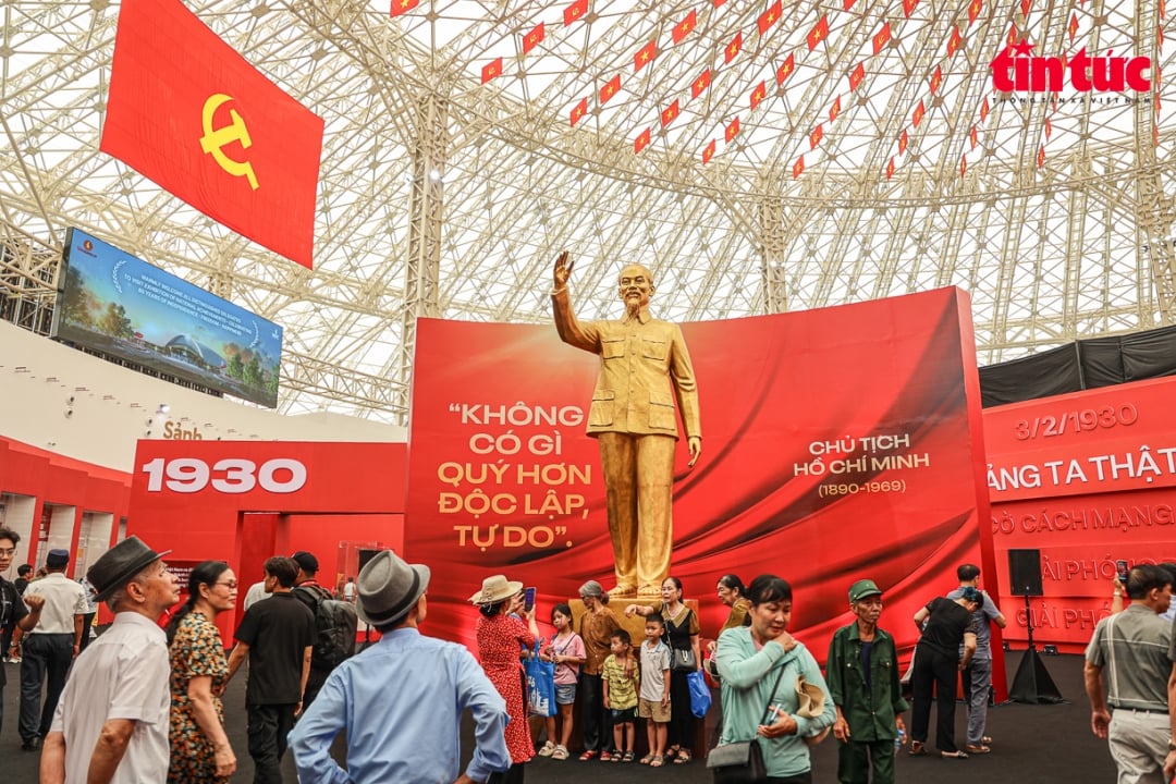 Visitors at the exhibition of national achievements “80 Years of Independence – Freedom – Happiness". Visitors at the exhibition of national achievements “80 Years of Independence – Freedom – Happiness".
