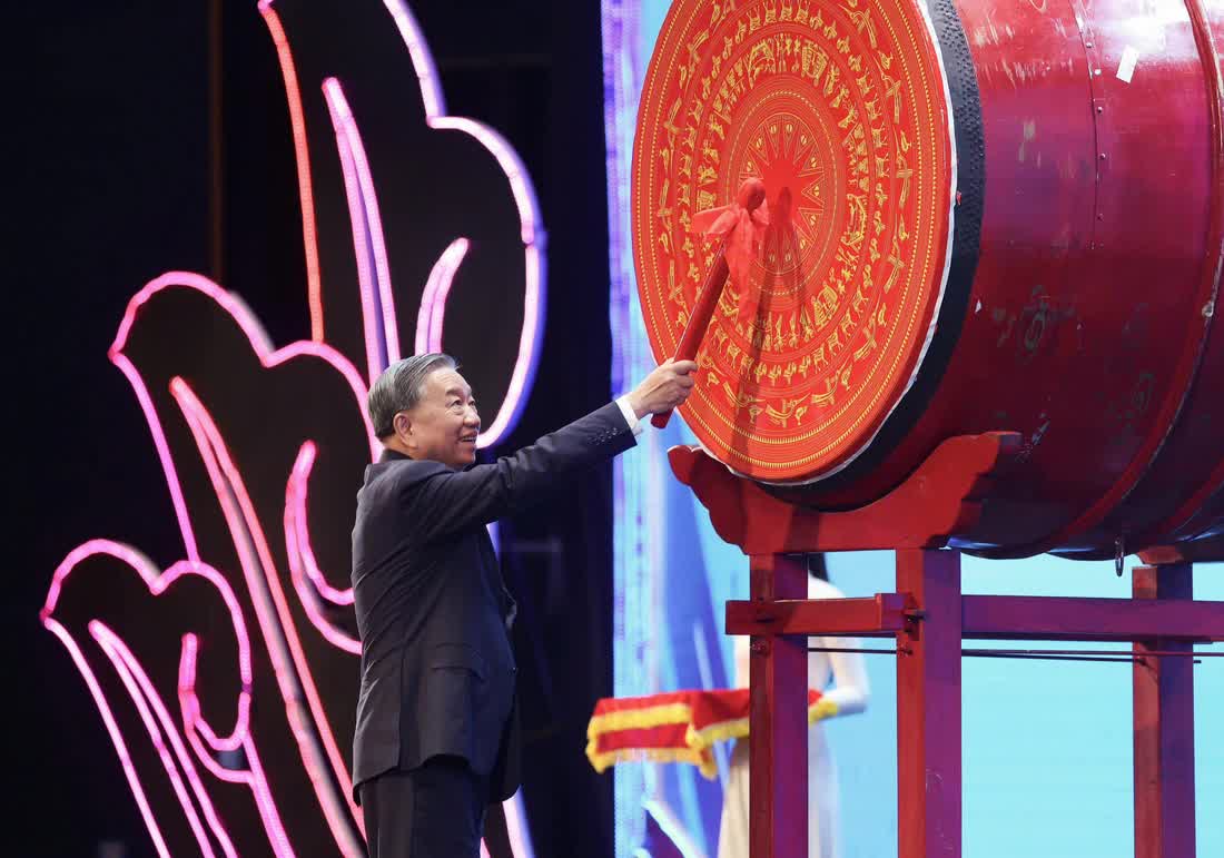 General Secretary To Lam beats the ceremonial drum to open the new school year: “Investing in education is investing in the future, deciding the future of the nation. General Secretary To Lam beats the ceremonial drum to open the new school year: “Investing in education is investing in the future, deciding the future of the nation.