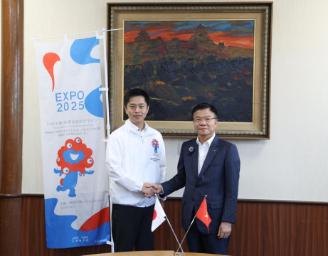 Deputy Prime Minister Lê Thành Long meets with Osaka Governor Yoshimura Hirofumi to promote Vietnam–Japan cooperation.