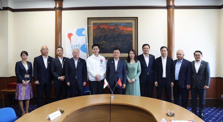 The Deputy Prime Minister urged the Governor and the Osaka authorities to further promote cooperation with Vietnamese localities in the fields of information technology, artificial intelligence, and semiconductors The Deputy Prime Minister urged the Governor and the Osaka authorities to further promote cooperation with Vietnamese localities in the fields of information technology, artificial intelligence, and semiconductors