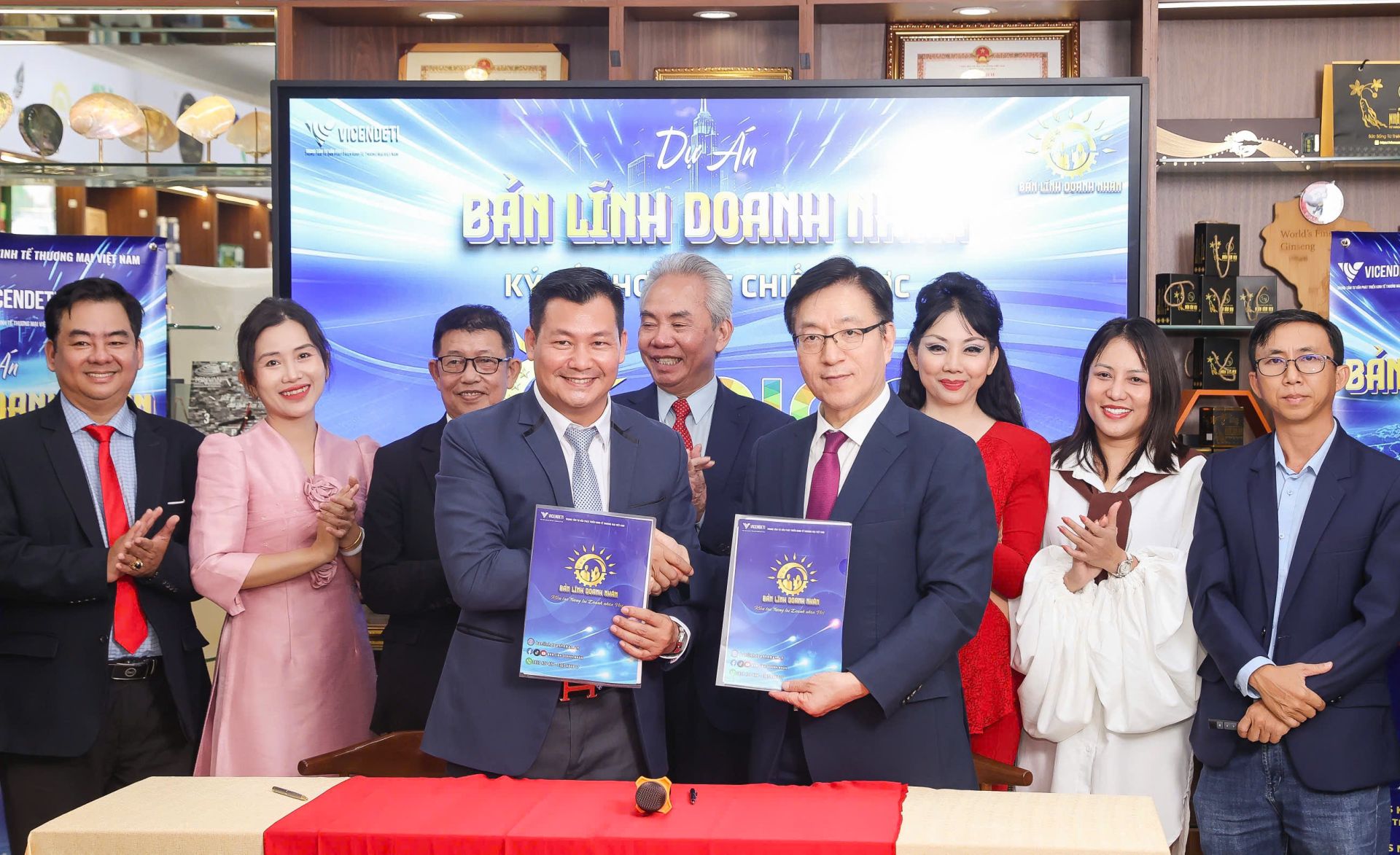 Dr. Tran Duc Thinh, Standing Vice Director of VICENDETI, signs a strategic cooperation agreement with Mr. Park Bong Kyu, President of CICON, on the “Entrepreneurial Spirit” Project