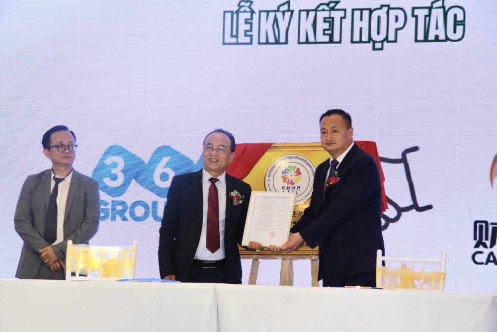 Mr. Dương Mạnh Hùng, President of VIETD, presented the appointment decision to Mr. Long Yun Hai (Frank Long), appointing him as Director of the ASEAN Center in Vietnam and Vice Chairman of the Vietnam & International Entrepreneurs Networking Club (VIENC).