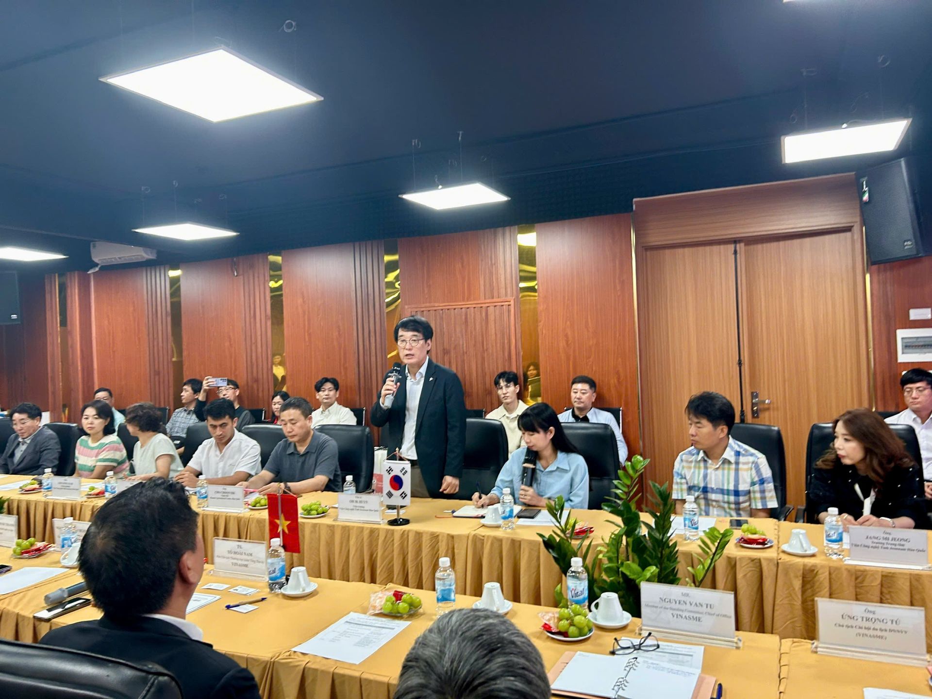 Dr. Oh Ik Hyun and the Korean business delegation express a strong interest in deeper cooperation with VINASME
