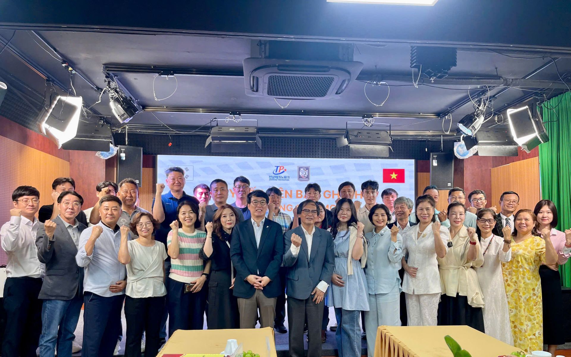 Representatives from VINASME and Jeonnam Technopark pose for a commemorative photo, marking the successful signing of the MOU in a spirit of friendship and cooperation