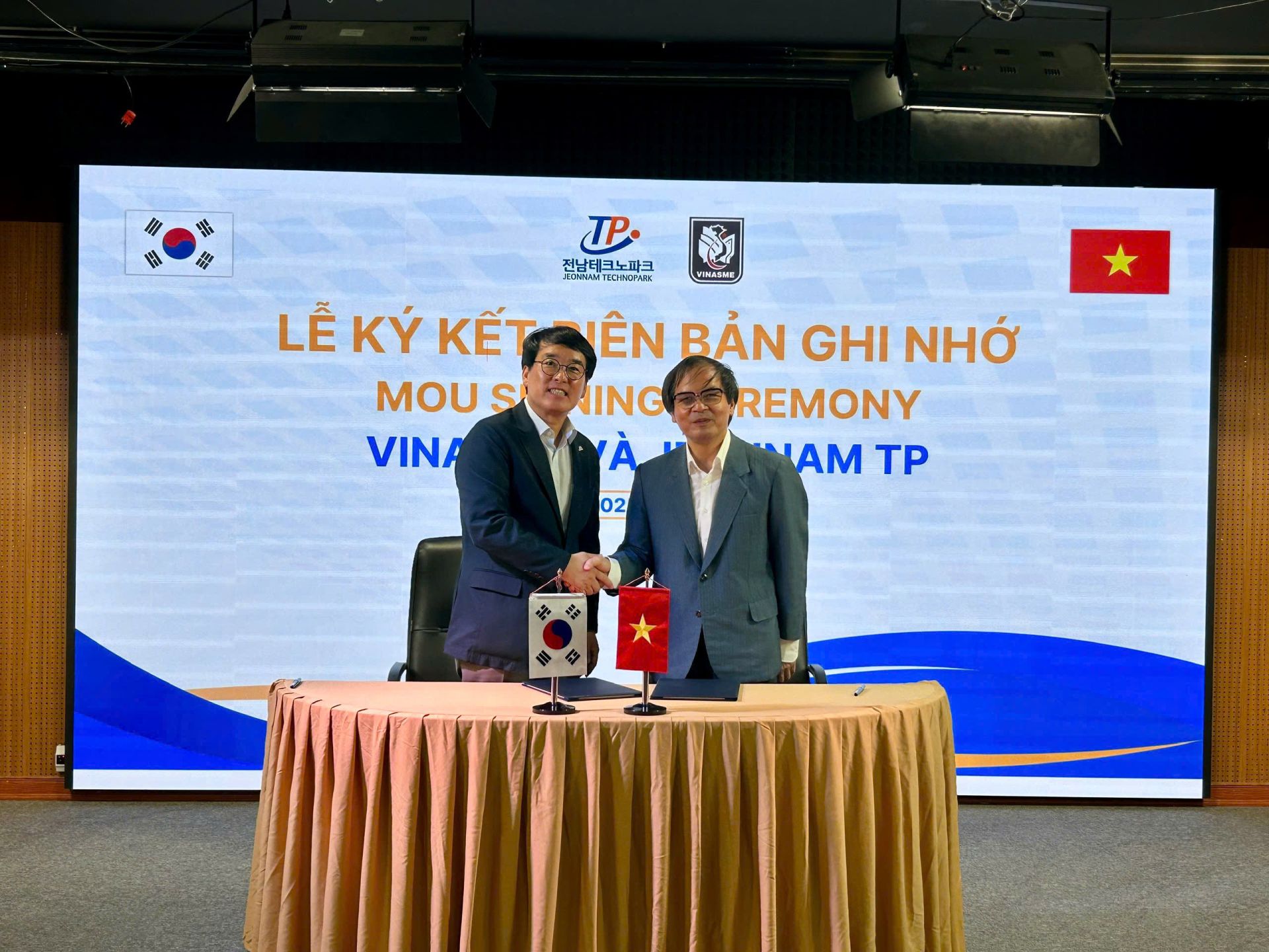 Dr. Oh Ik Hyun, President of Jeonnam Technopark (left), and Dr. Tô Hoài Nam, Standing Vice President and General Secretary of VINASME, sign the cooperation agreement.